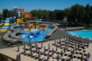 奇姆肯特Shymkent Grand Hotel的一个带水滑梯和滑梯的水上公园