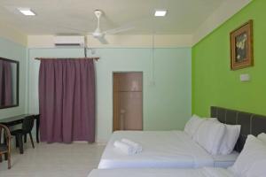 热浪岛热浪岛德利马度假酒店的一间卧室配有一张床和紫色窗帘