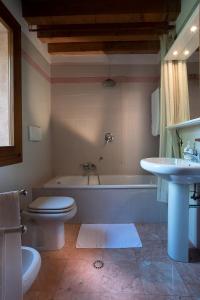 巴萨诺－德尔格拉帕阿尔城堡酒店的带浴缸、卫生间和盥洗盆的浴室