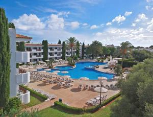 卡拉达沃Inturotel Azul Garden的一个带游泳池和椅子的度假胜地和一家酒店
