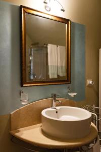 奥维多Casa Vèra Affittacamere的一间带水槽和镜子的浴室
