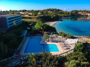 拉瑟地中海酒店的享有度假胜地的空中景致,设有游泳池和海滩