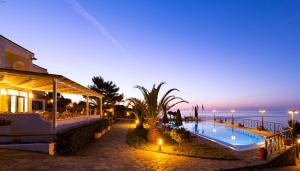 埃夫迪洛斯卡拉斯星级酒店 的海滨度假胜地,设有游泳池