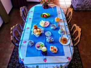 拜昂Casa Vale do Rio Ovil的一张桌子,上面有蓝色桌布,上面有食物