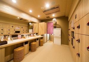 东京多美迎PREMIUM东京小传马町酒店的一个带柜台和冰箱的大厨房