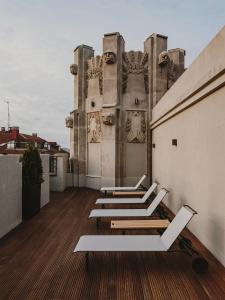 希洪El Môderne Hotel的坐在建筑物屋顶上的一组椅子