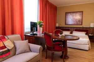 米兰阿尔格酒店的酒店客房设有一张桌子和一张床