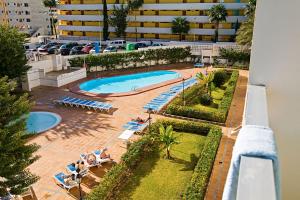 圣巴托洛梅Farilaga Apartments的享有酒店游泳池的顶部景色
