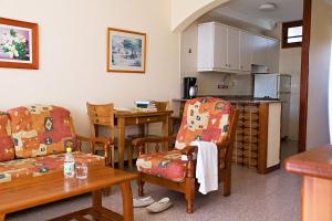 圣巴托洛梅Farilaga Apartments的厨房以及带桌椅的用餐室。