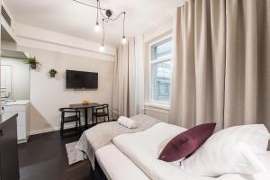 图尔库Forenom Aparthotel Turku的小房间设有床和窗户