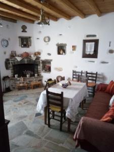 SarakínikoTraditional house paros的客厅配有桌子和壁炉