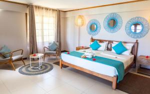 贝圣安那拉奇佩尔酒店的一间卧室配有一张床、椅子和镜子