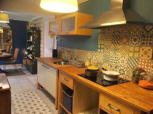 卡斯泰勒雅卢La Parenthèse的厨房配有水槽和炉灶 顶部烤箱