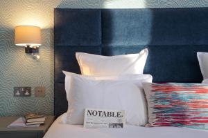 伦敦54皇后门酒店的酒店客房的床上没有疟疾标志