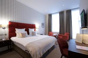 伦敦54皇后门酒店的配有一张床和一张书桌的酒店客房