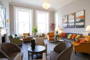 伦敦54皇后门酒店的带沙发和椅子的客厅