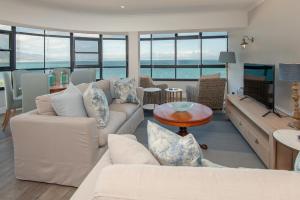 赫曼努斯The Sun,Whales and Waves seafront apartment的客厅配有白色家具,享有海景。