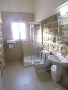 Ḩammānā谷景酒店 - 哈玛纳的带淋浴、卫生间和盥洗盆的浴室