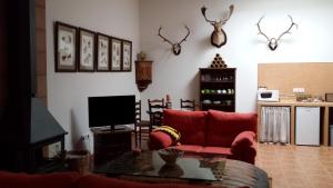 Los QuilesAgroturismo la finka的客厅配有红色的沙发和桌子