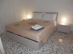 阿尔塔穆拉GIULIVO的一间卧室配有一张带2个床头柜的大床