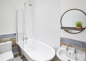 滨海索尔特本Host & Stay - The Surfer's Loft Apartment的一间带水槽、卫生间和镜子的浴室