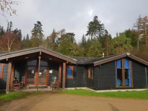 布罗迪克Shore Lodge的小木屋设有门廊和窗户