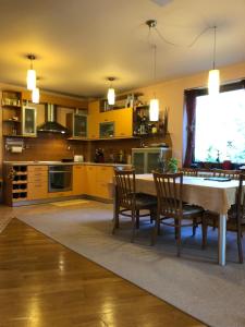 巴奇科伏Ambrozia Spa and Relax family house的一间厨房,里面配有桌椅