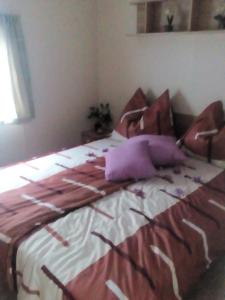 霍赫菲希特山麓克拉弗尔Mobilheime的床上有紫色枕头
