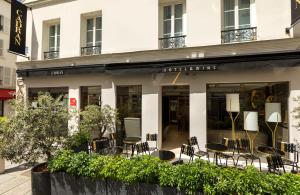 巴黎杜卡德安酒店的前面有桌椅的建筑