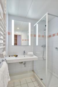 耶尔普兰布鲁俱乐部酒店的白色的浴室设有水槽和淋浴。