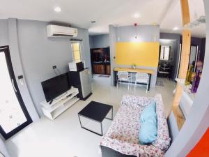 邦涛海滩The Endless Bangtao Residence LOFT 7的带沙发、桌子和电视的客厅