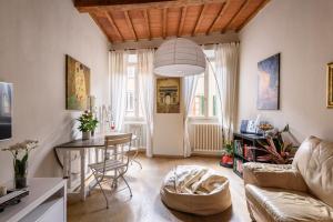 阿雷佐In Arezzo Apartment的客厅配有沙发和桌子