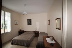 Villa 4 chambres Basin d'Arcahon proche de la plage du Betey客房内的一张或多张床位