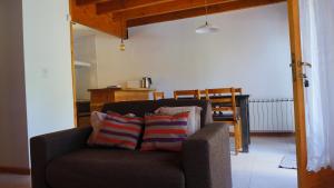 拉安戈斯图拉镇ROSALES Alojamiento的客厅里配有带2个枕头的沙发