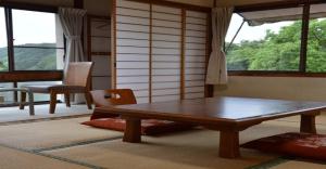 KamiKami - Hotel / Vacation STAY 15951的客厅配有木桌和窗户。