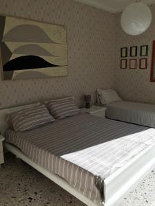 切齐纳码头Appartamento Acquamarina的一间卧室配有一张大床和一张沙发