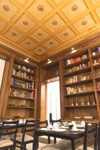 巴里Fourooms - Bari Sparano的图书馆配有桌椅和书架