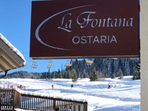 科瓦拉因巴迪亚Ostaria La Fontana的滑雪胜地的标志,带滑雪缆车