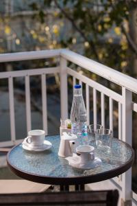 佩雷亚阿吉利酒店的桌子,桌子上放有杯子和碟子,还有一瓶