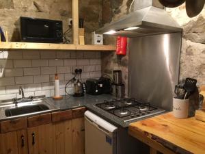 阿伯劳尔The Barn | Aberlour的厨房配有炉灶和水槽