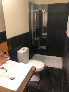 坎德拉里亚Casa M.的浴室配有卫生间、盥洗盆和淋浴。