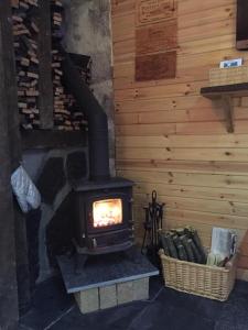 阿伯劳尔The Barn | Aberlour的木墙客房内的炉灶