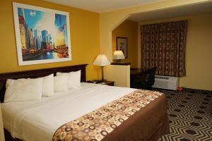 哈维哈维戴斯酒店的酒店客房设有一张大床和一张书桌。