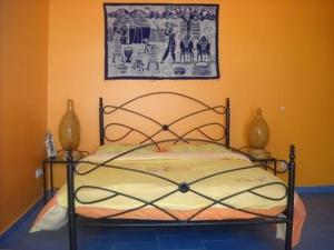 圣路易斯EDEN BEACH SAINT-LOUIS的卧室配有一张挂在墙上的床铺