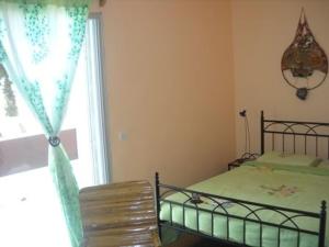 圣路易斯EDEN BEACH SAINT-LOUIS的一间卧室设有一张床、一个窗口和一把椅子