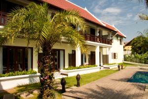 琅勃拉邦Sunrise Garden House - Luang Prabang的棕榈树和游泳池的房子