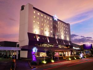 塞尔蓬加丁塞尔彭名誉酒店的夜间有灯的旅馆