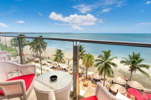南迪斐济威洛艾洛海滩华美达酒店 的从度假村的阳台上可欣赏到海滩景色