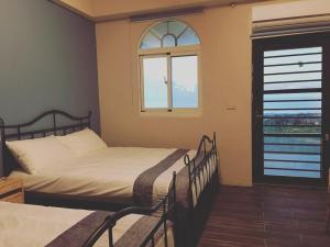 Lanyu兰屿IGANG文旅的一间卧室设有两张床和窗户。