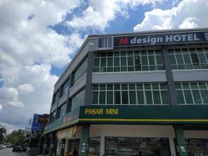 班吉M Design Hotel @ Bangi 7的一座标有酒店标志的建筑